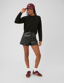 Short en tissu enduit avec perles