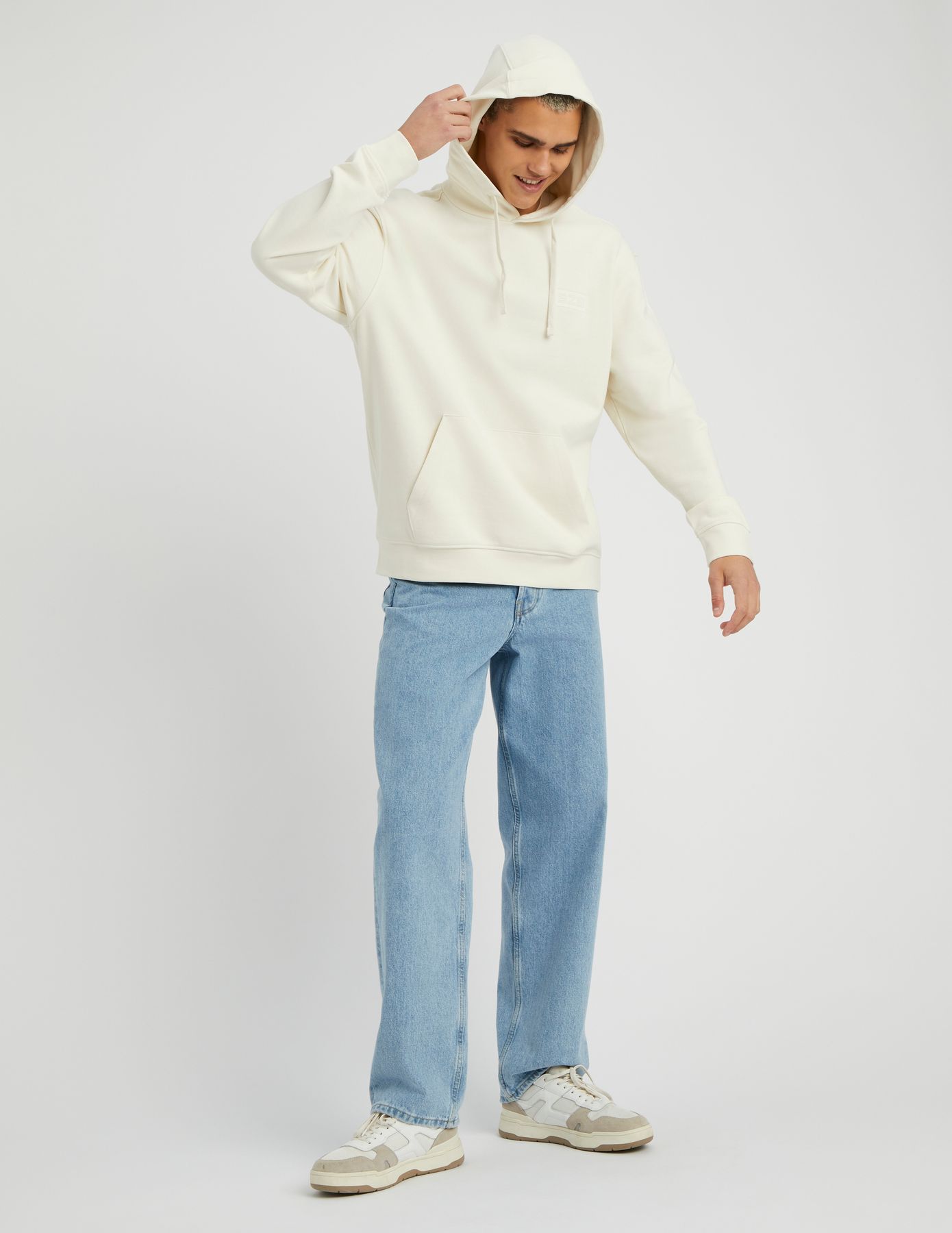 Sweat brod&eacute; &agrave; capuche