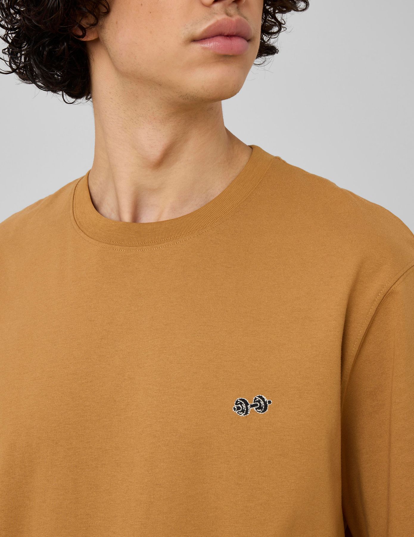 T-shirt broderie poitrine