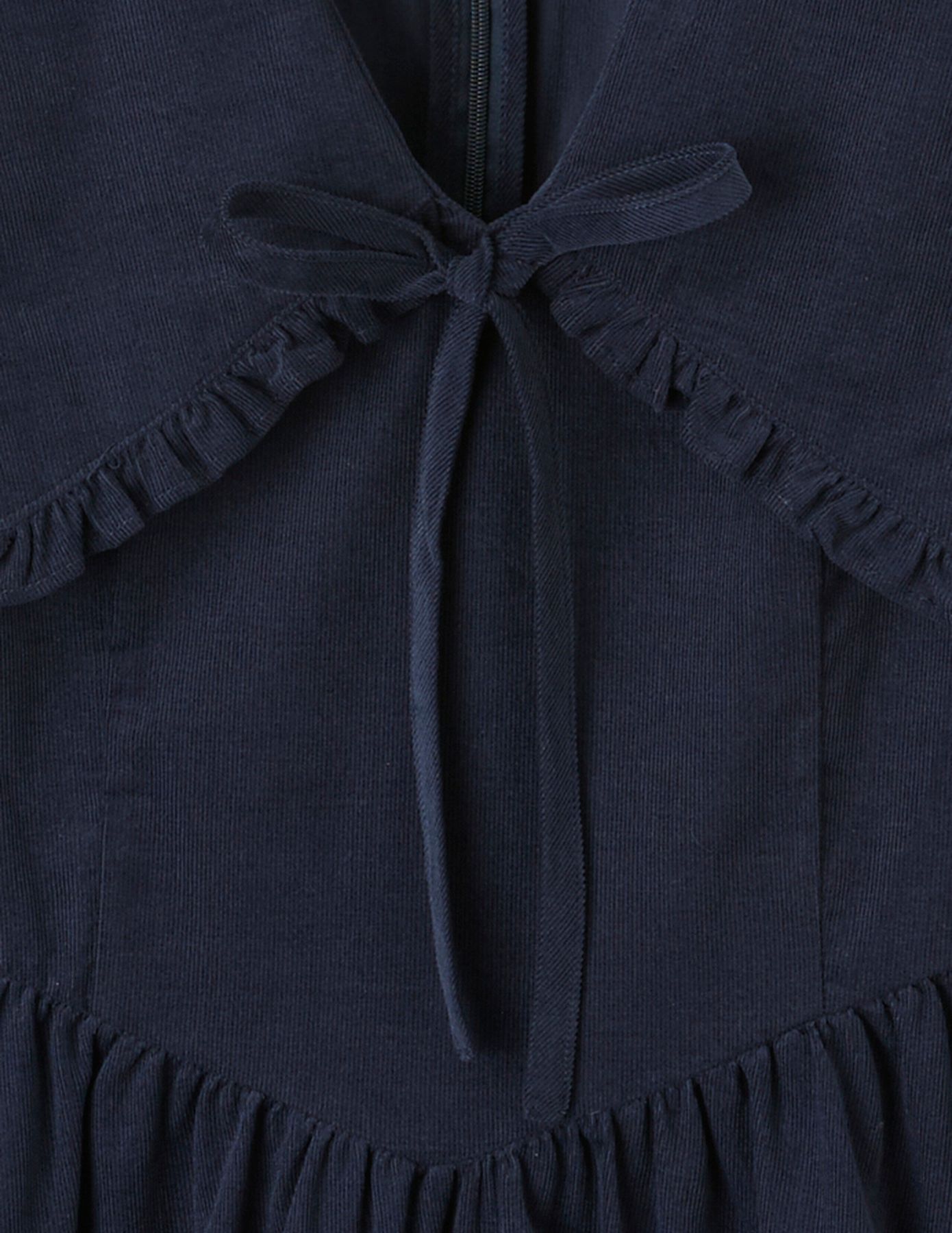 Robe &agrave; col volant&eacute;