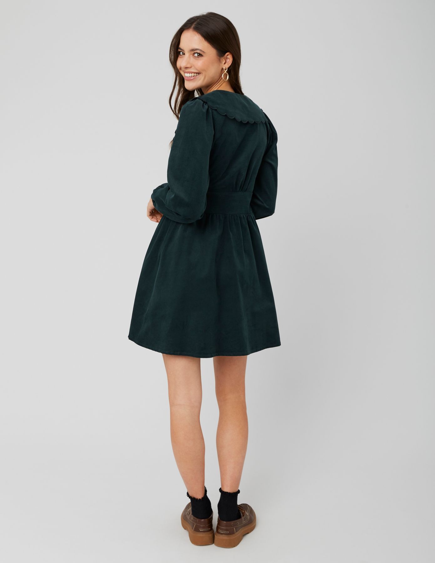 Robe courte col claudine