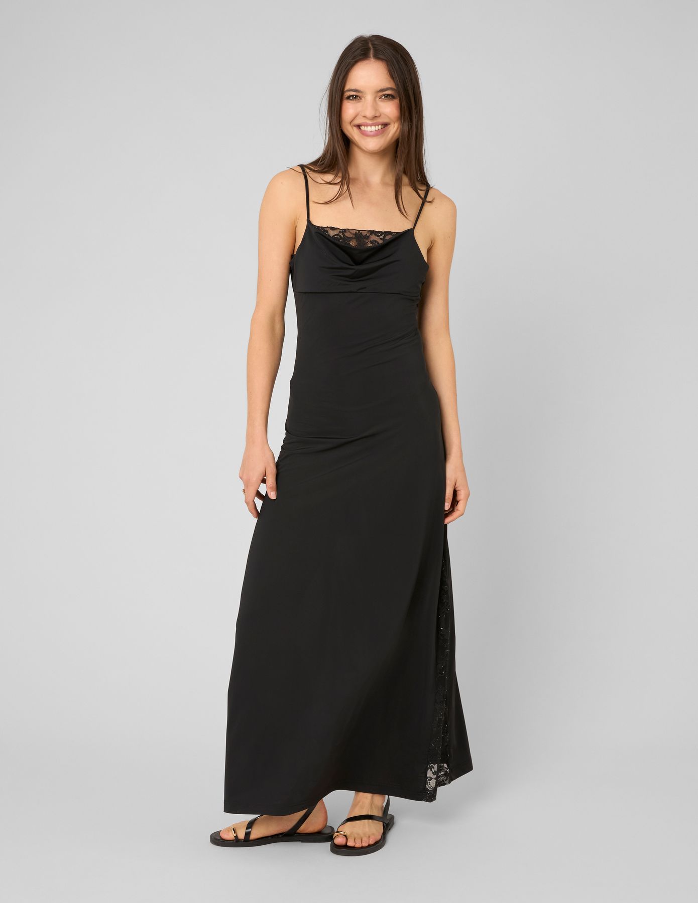Robe longue avec empi&egrave;cements en dentelle