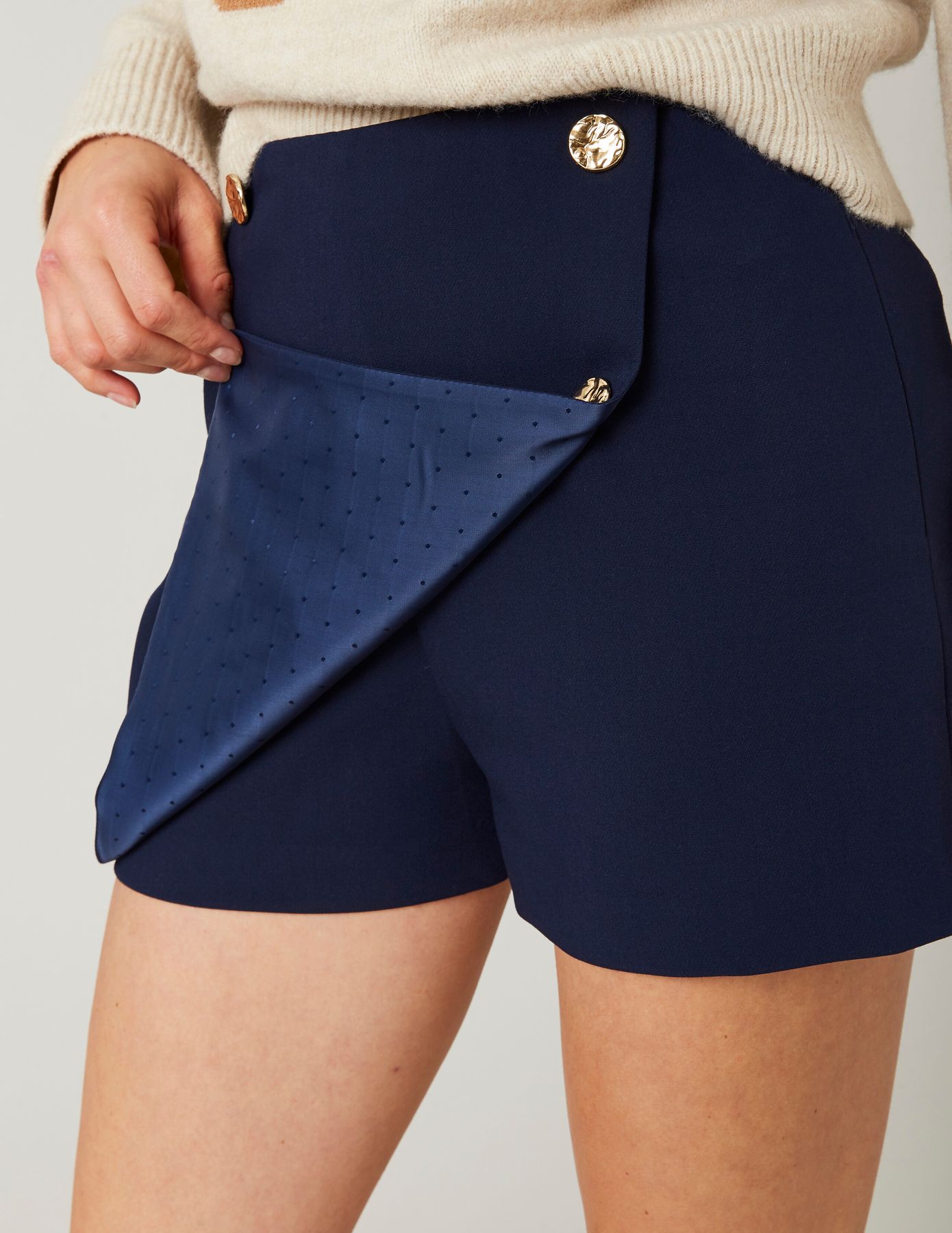 Jupe short boutons dor&eacute;s