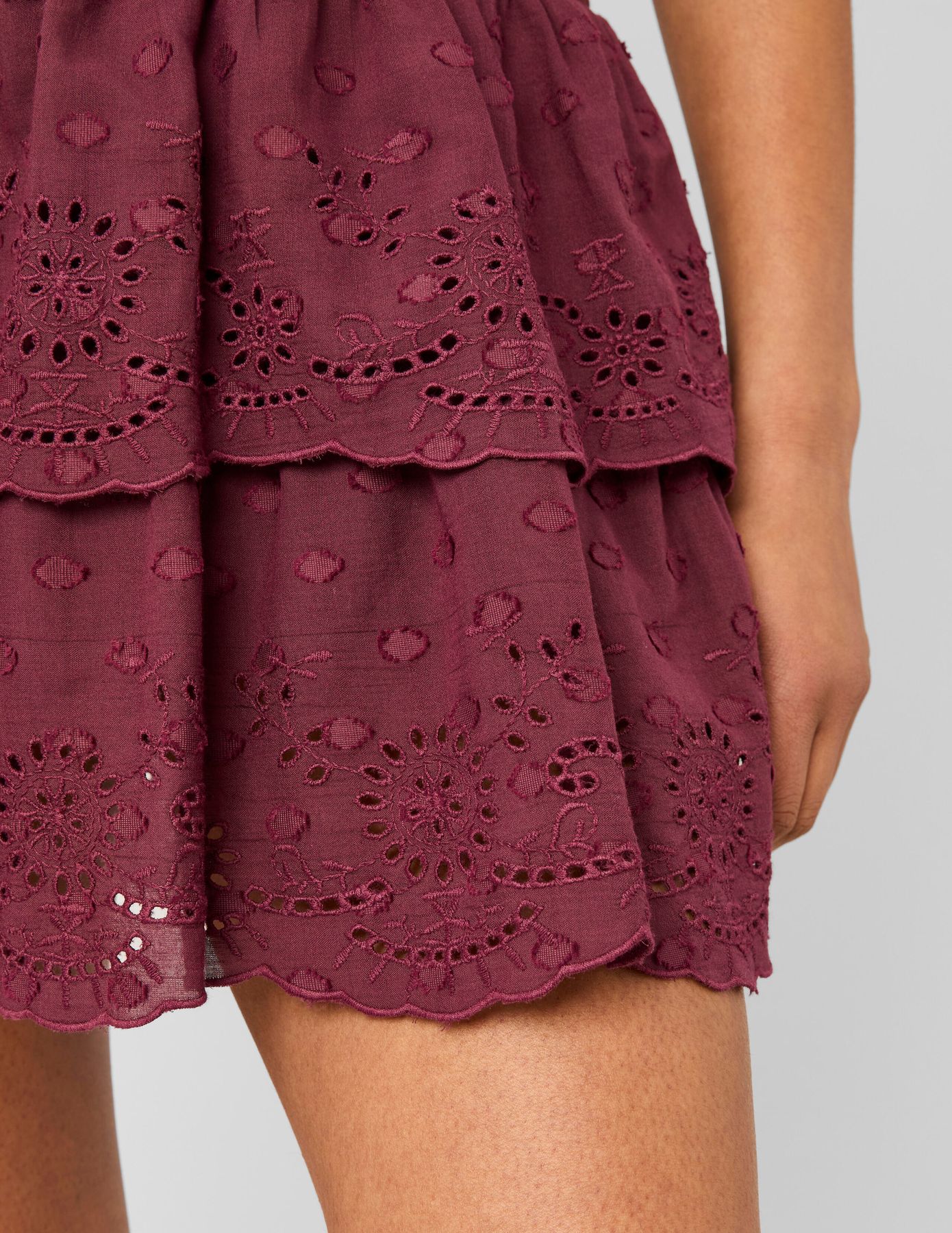 Jupe brod&eacute;e &agrave; volants