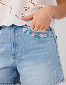 Short en denim brod&eacute;