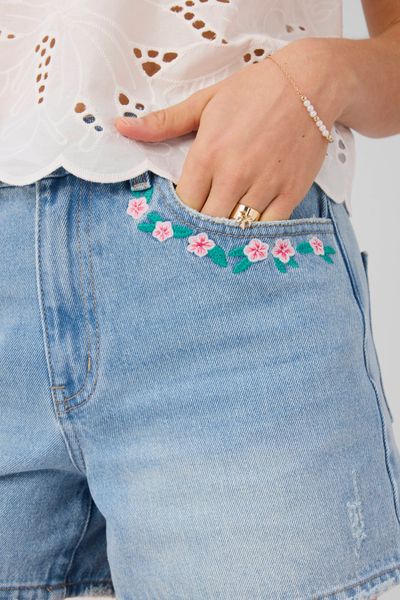 Short en denim brod&eacute;