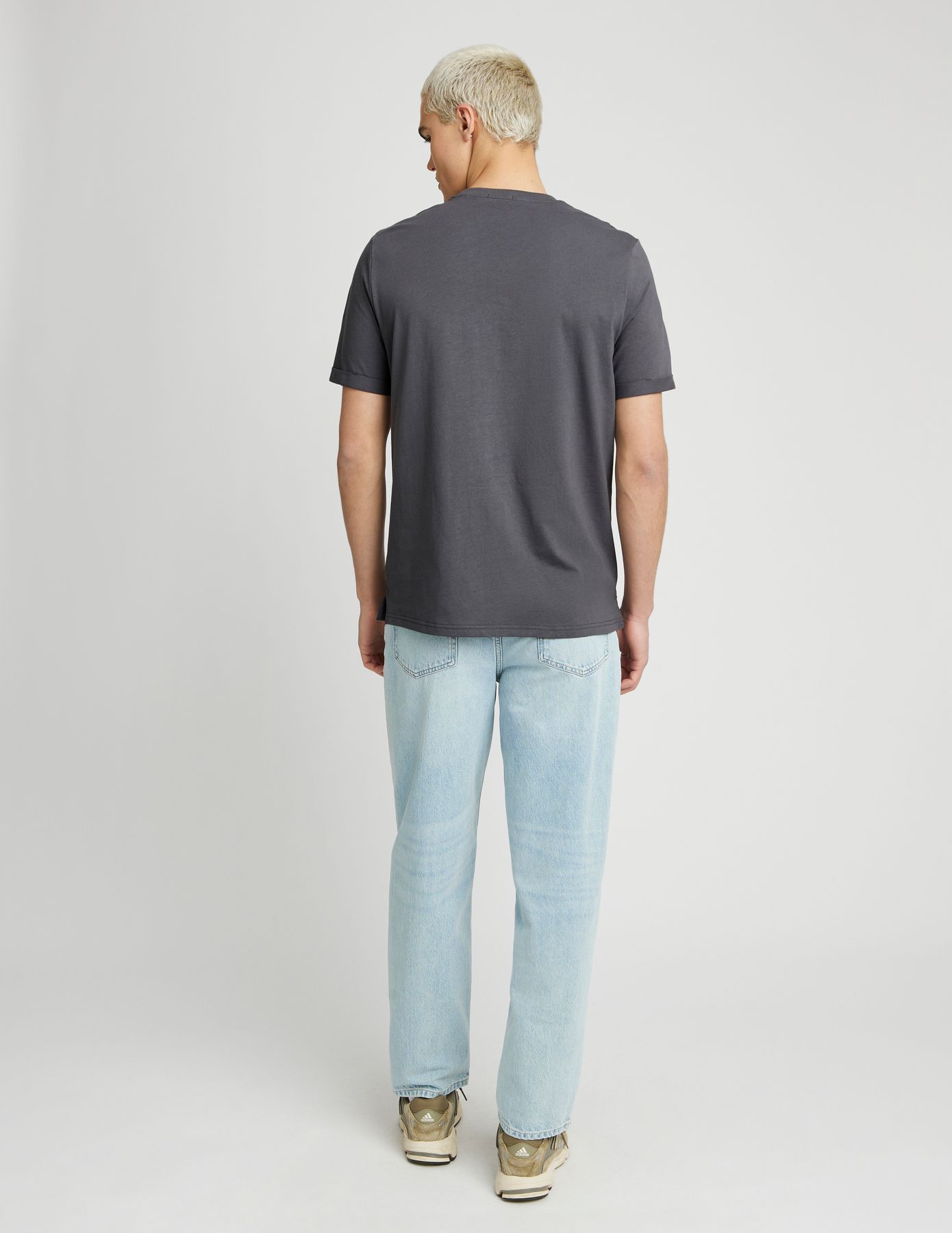 T-shirt broderie poitrine