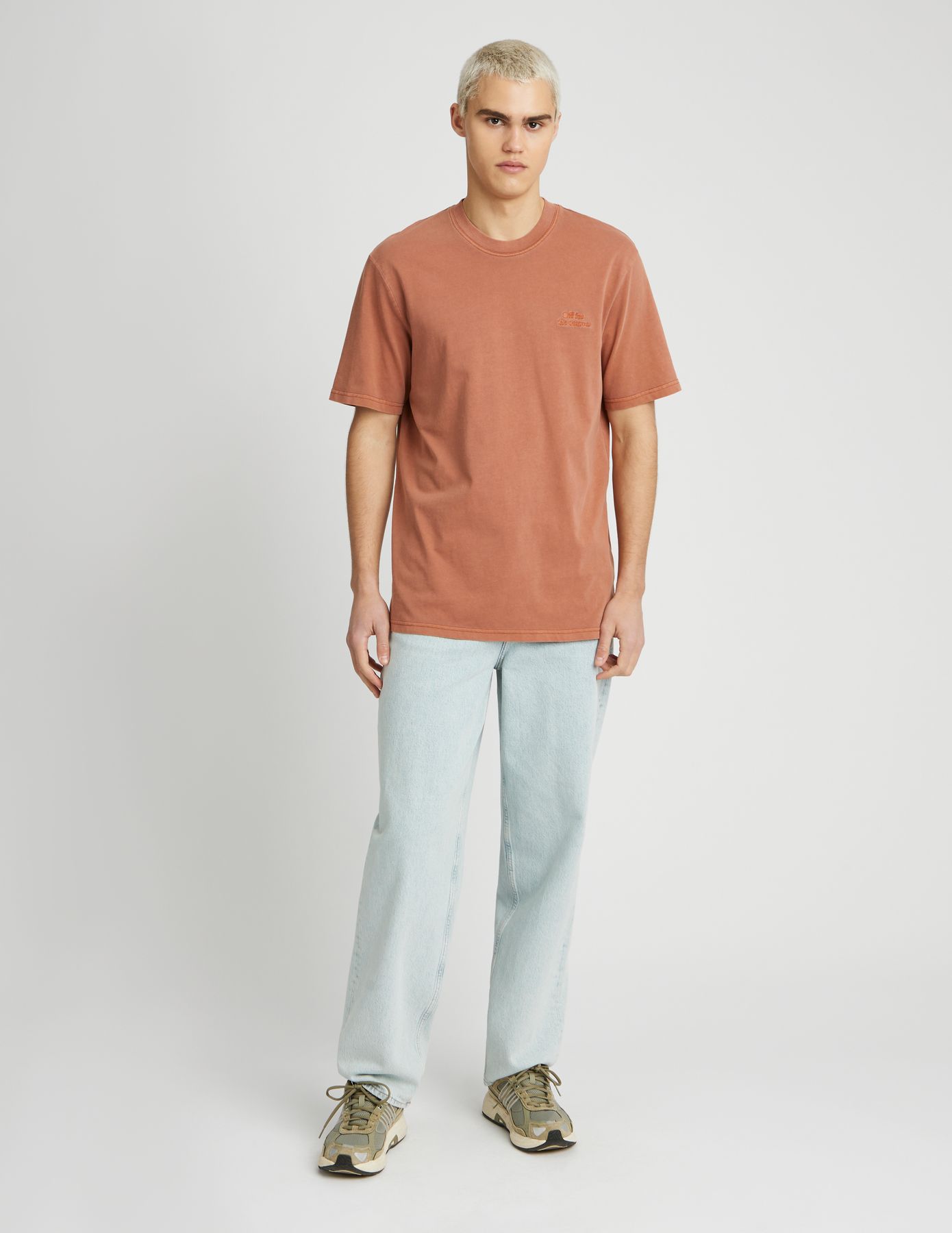 T-shirt broderie poitrine