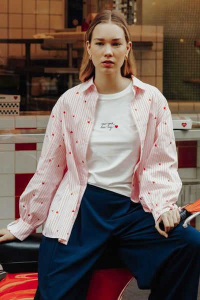 Chemise ray&eacute;e &agrave; motif c&oelig;ur