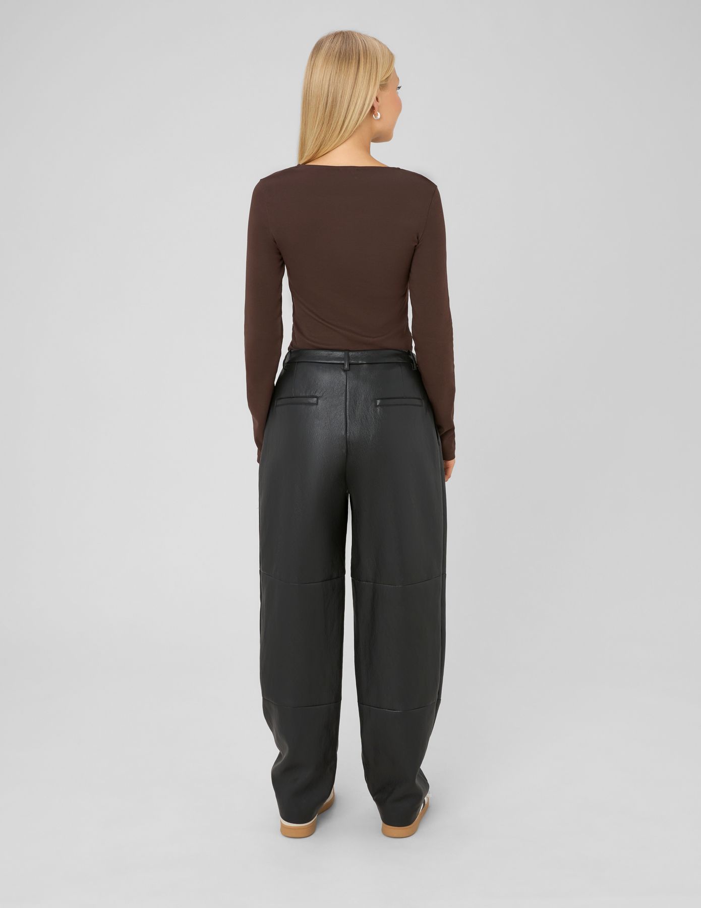 Pantalon en tissu enduit &agrave; pinces