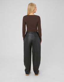 Pantalon en tissu enduit &agrave; pinces