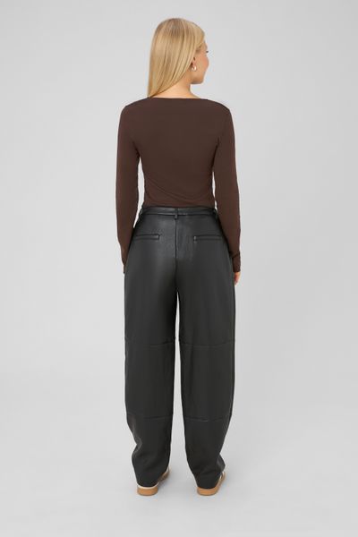 Pantalon en tissu enduit &agrave; pinces