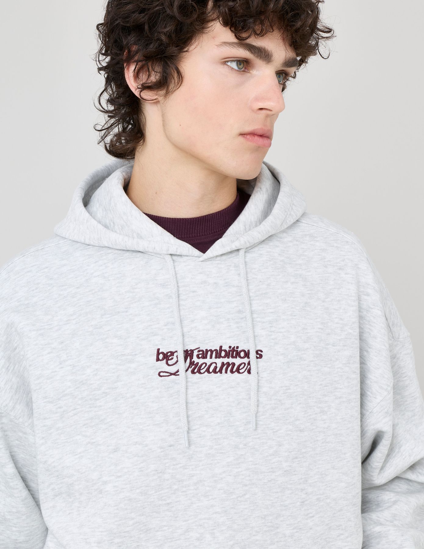 Sweat capuche broderie devant/dos