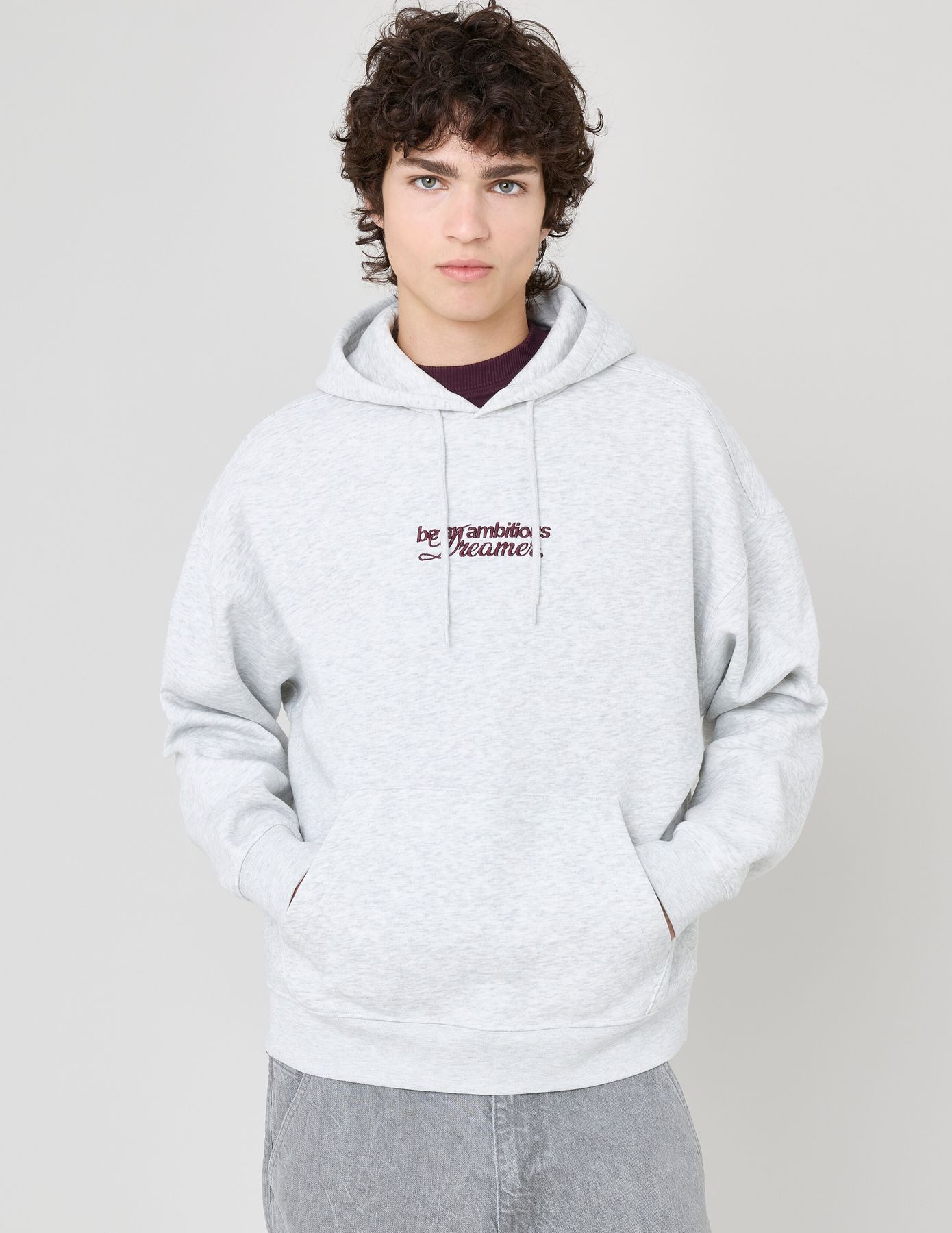 Sweat capuche broderie devant/dos