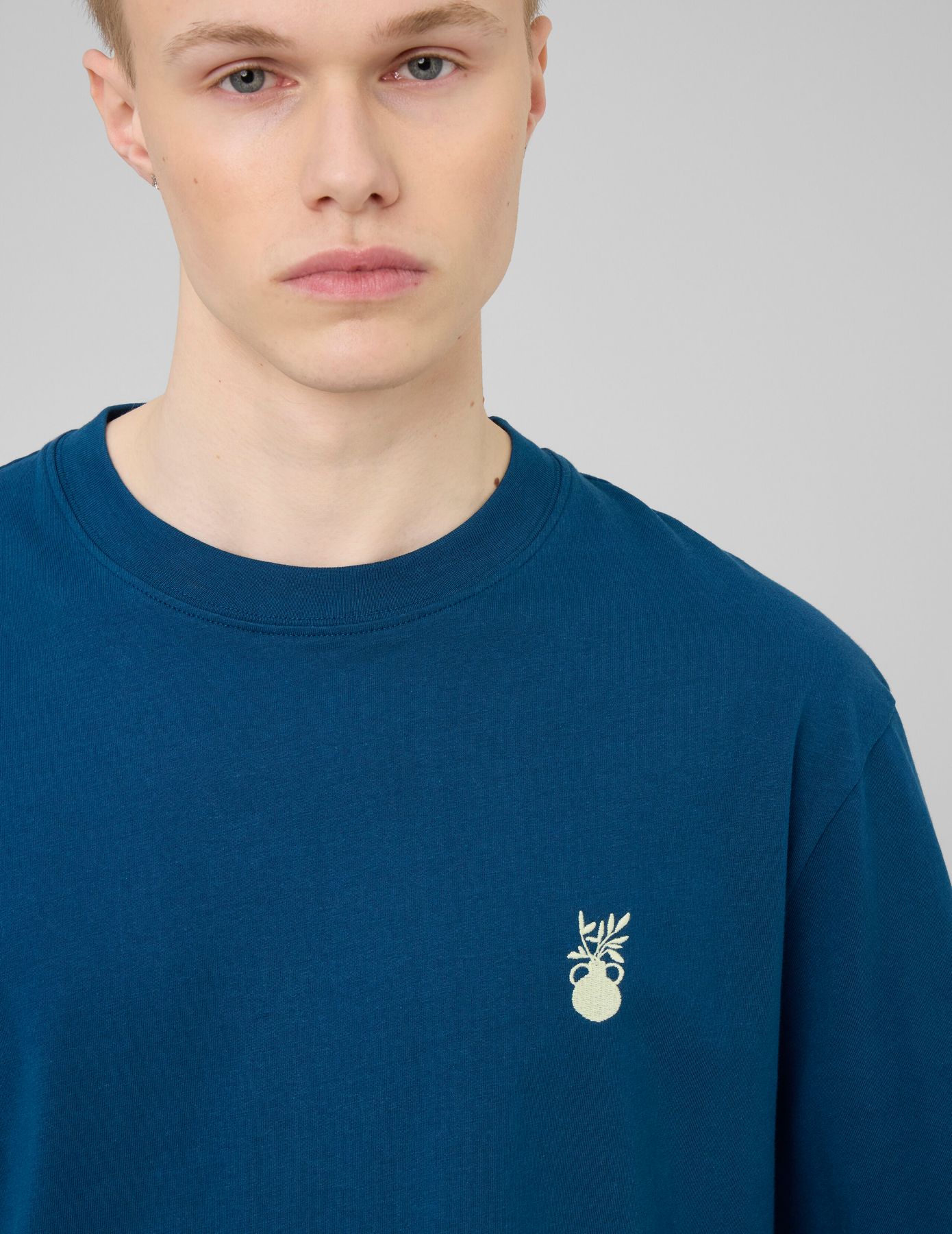 T-shirt broderie poitrine