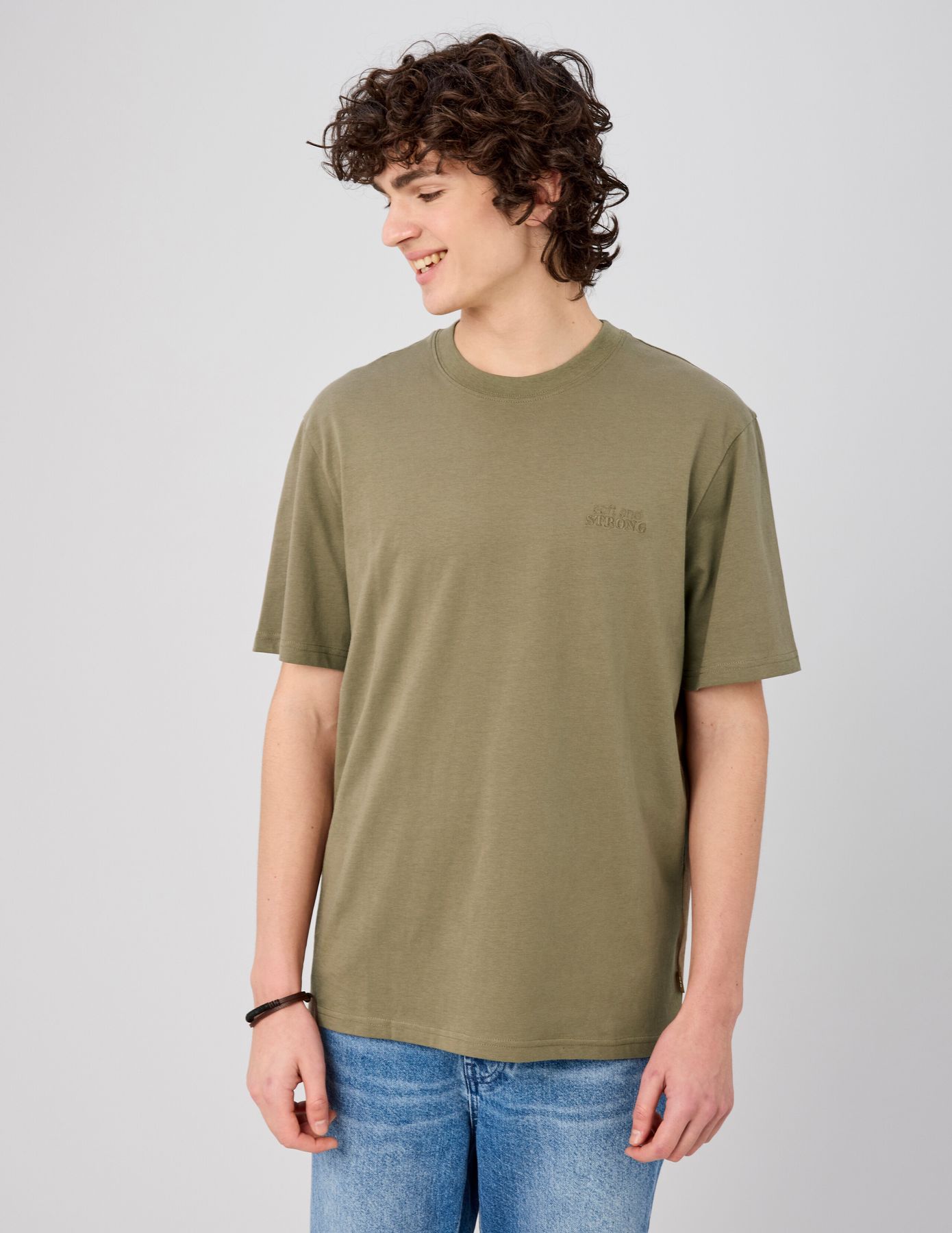 T-shirt broderie poitrine