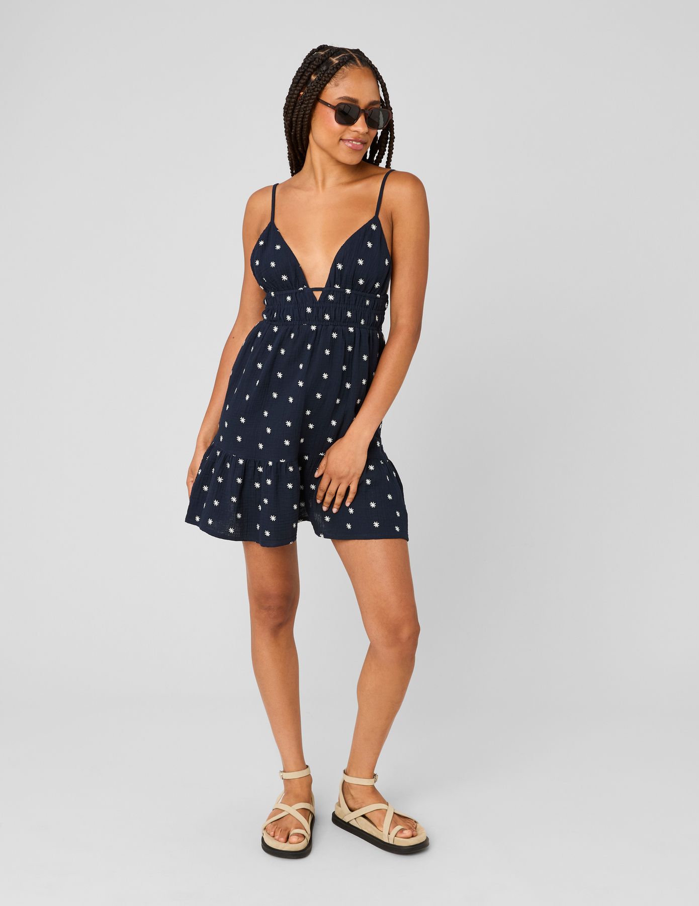 Robe courte &agrave; broderies