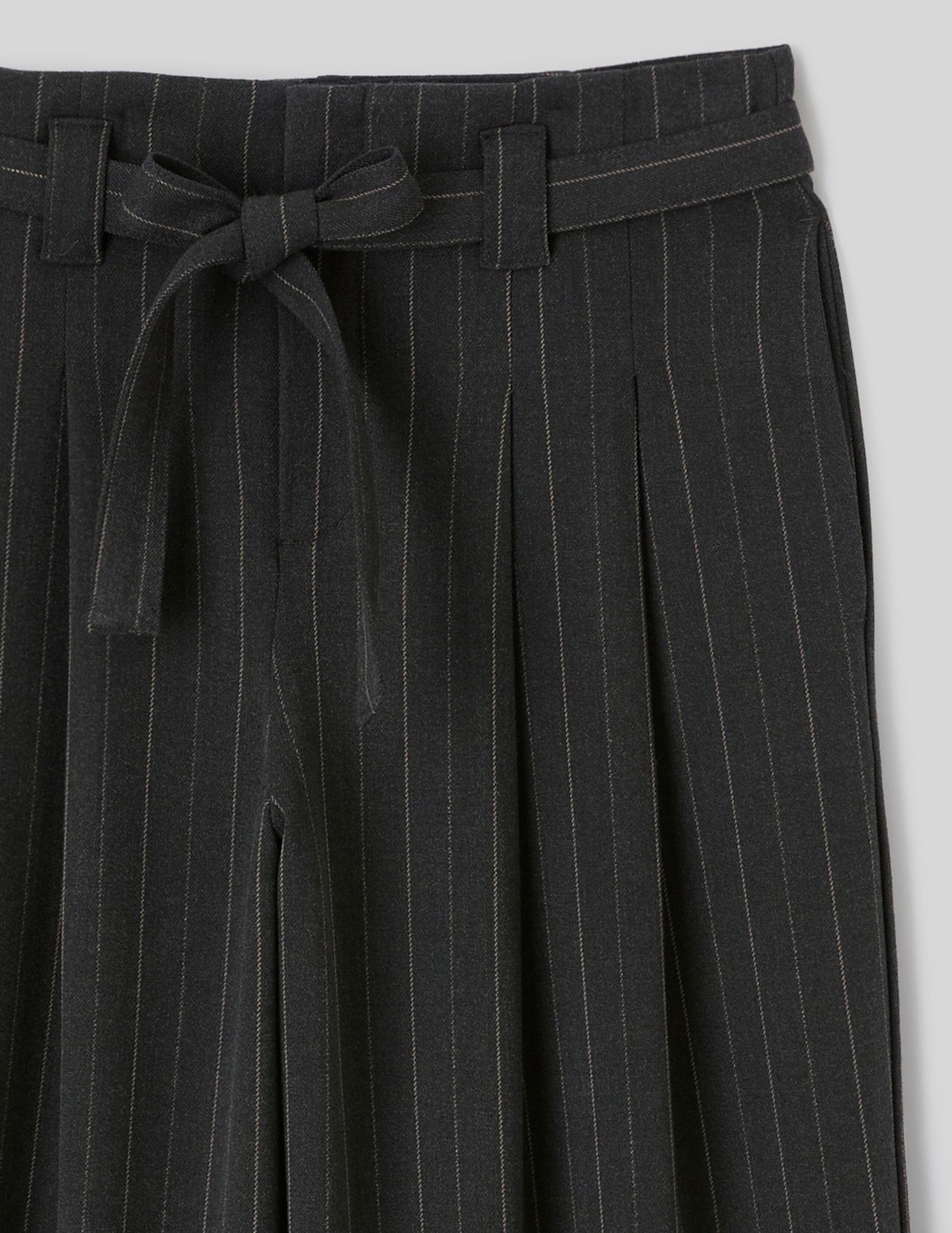 Pantalon en flanelle ceintur&eacute; &agrave; rayures