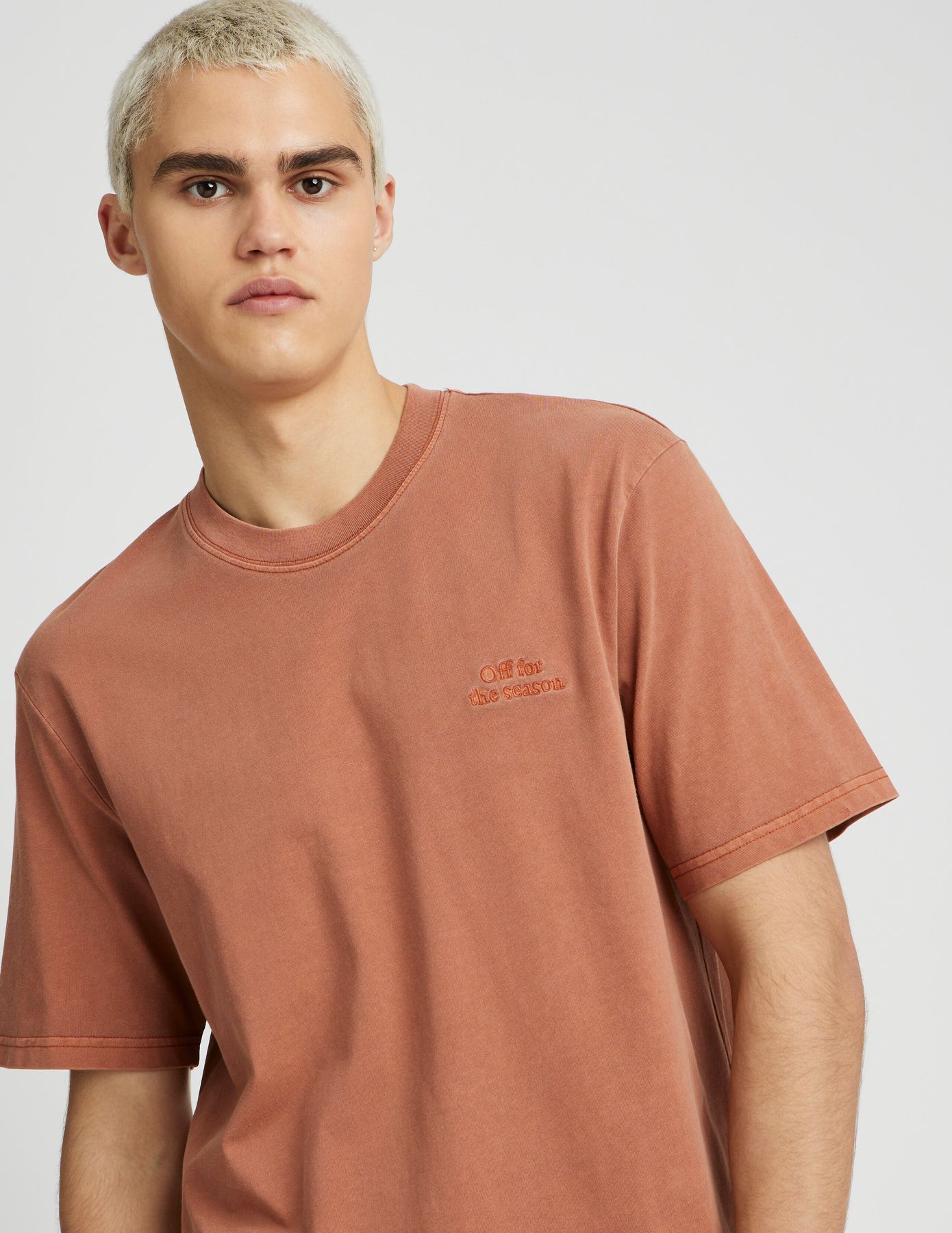T-shirt broderie poitrine