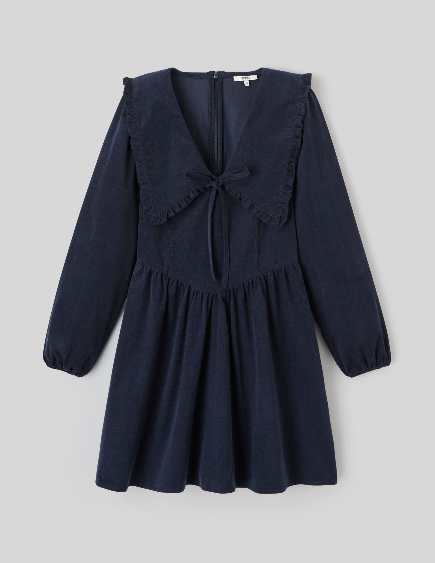 Robe &agrave; col volant&eacute;