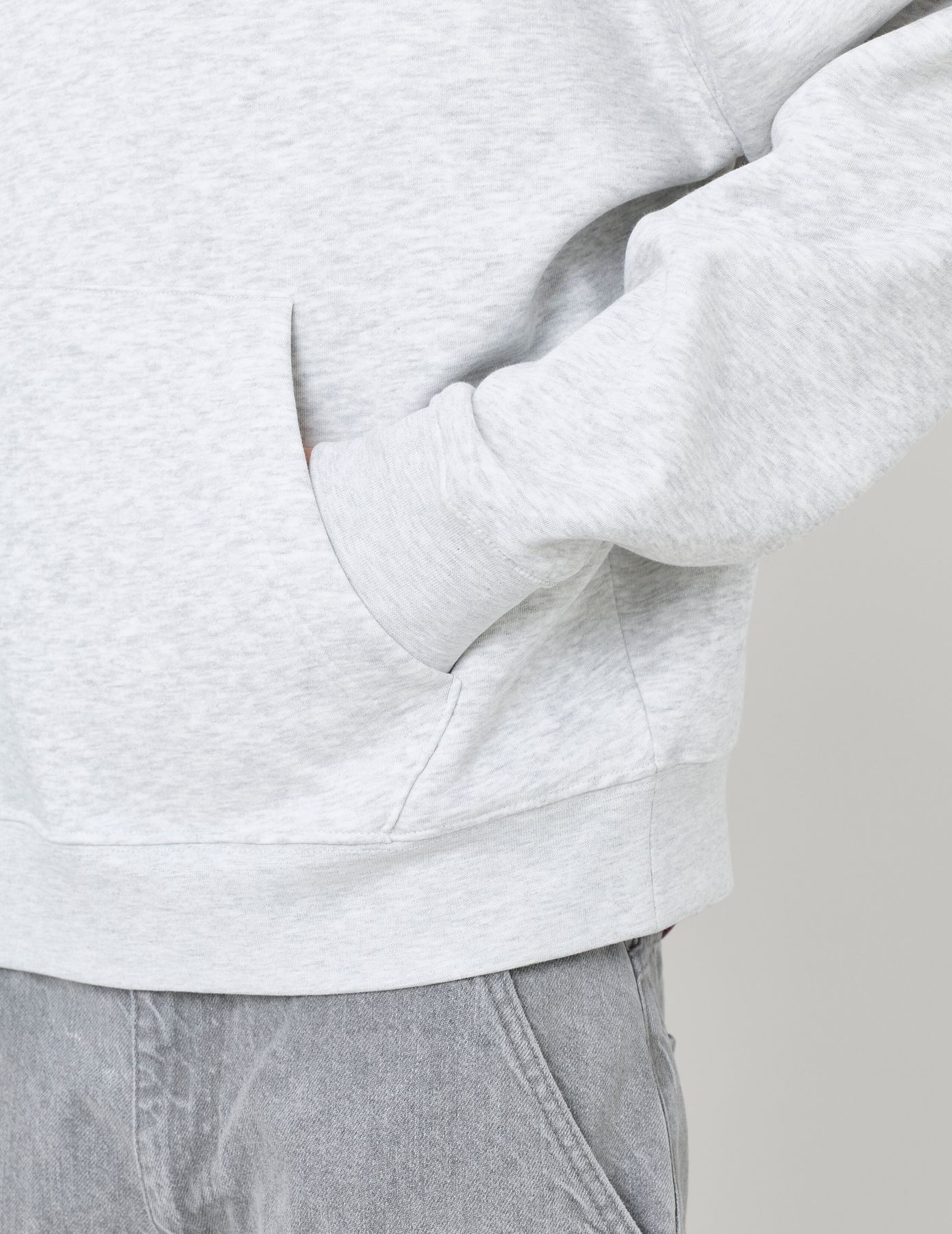 Sweat capuche broderie devant/dos