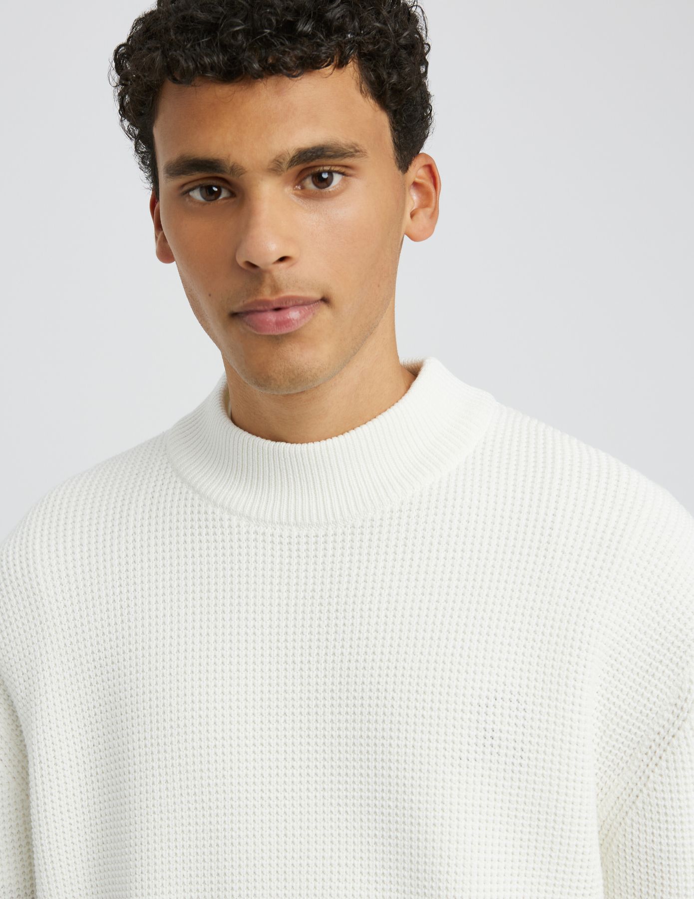 Pull col montant reli&eacute;f&eacute;