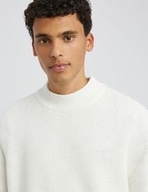 Pull col montant reli&eacute;f&eacute;