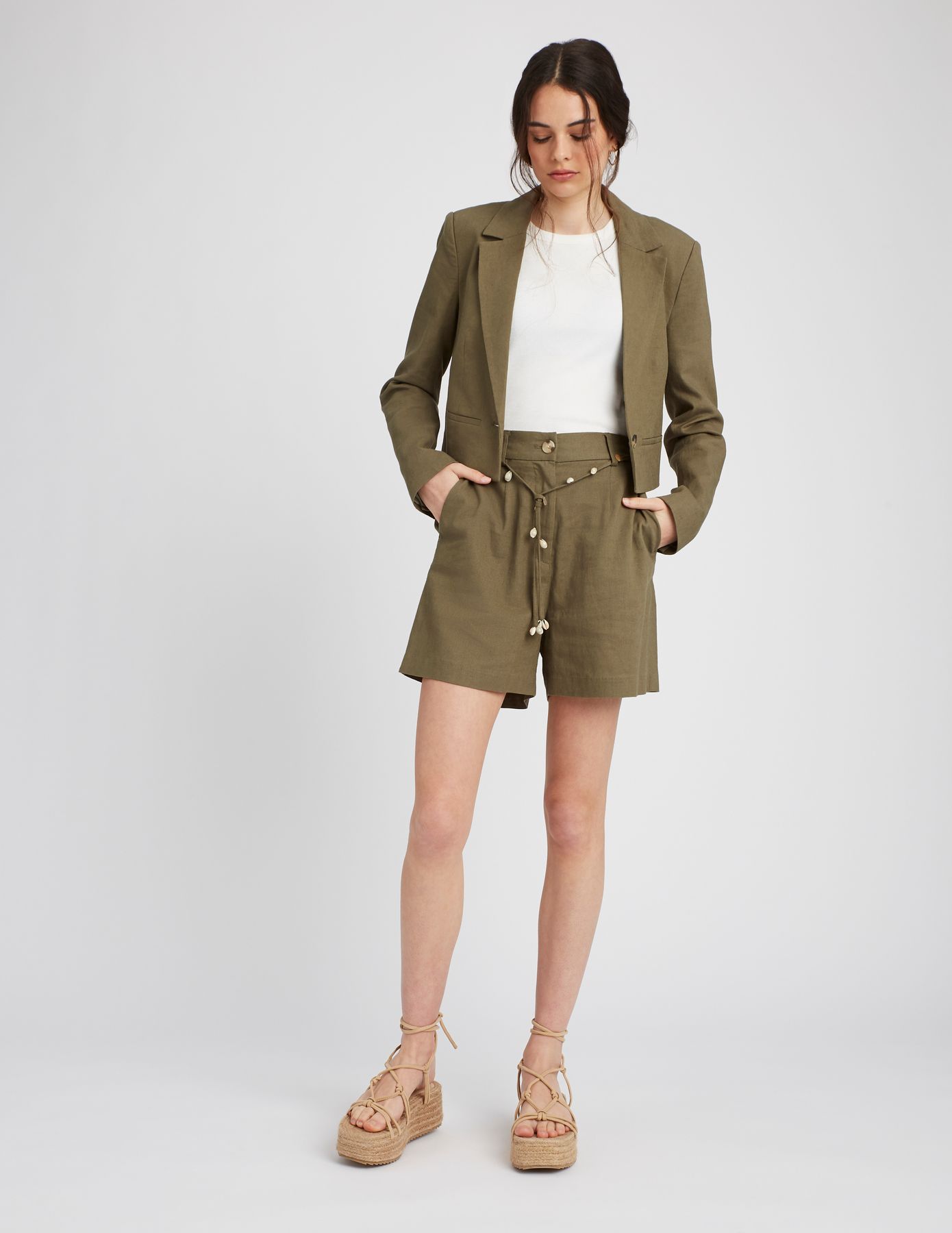Short en lin avec ceinture