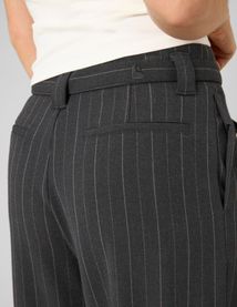 Pantalon en flanelle ceintur&eacute; &agrave; rayures