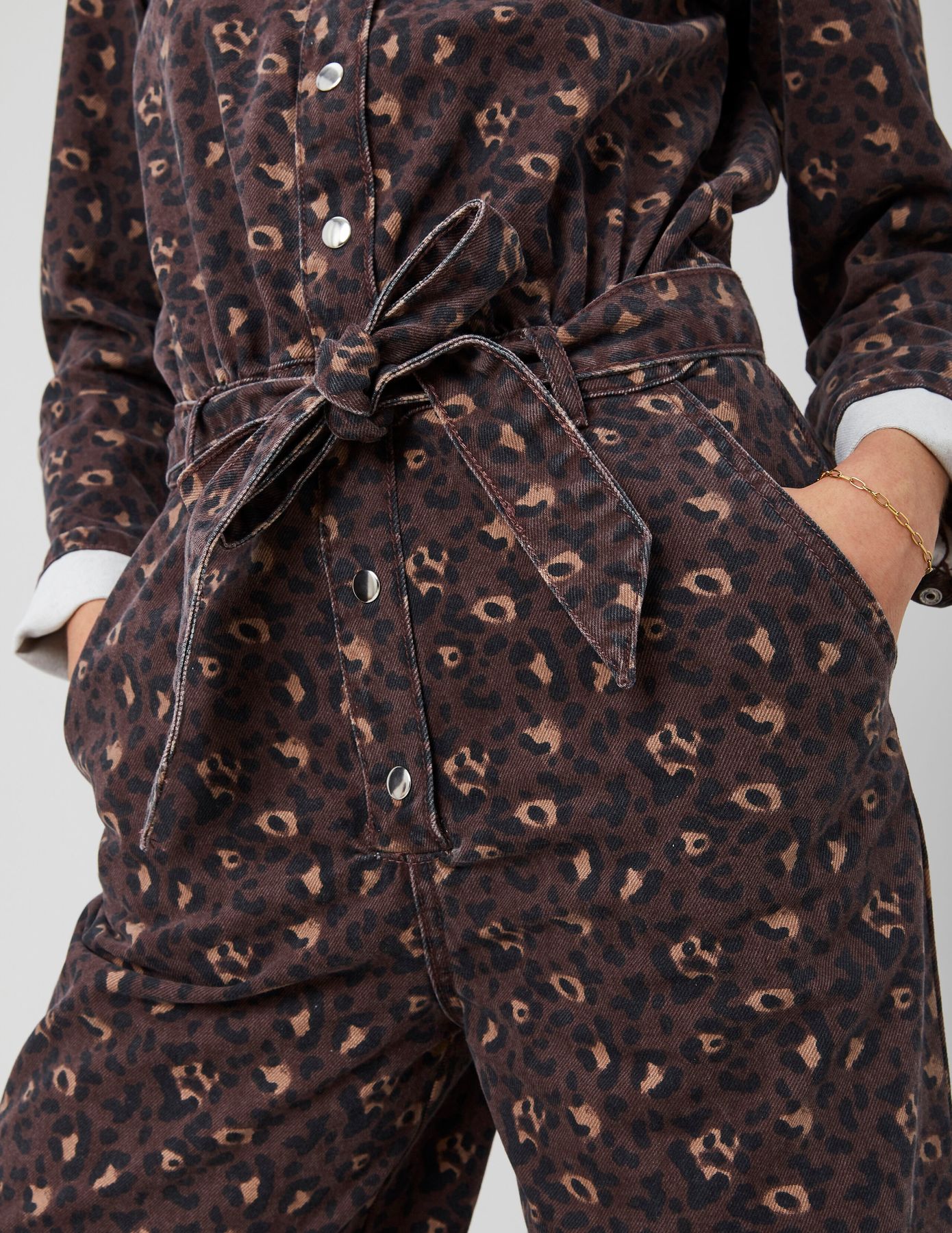 Combinaison en denim imprimé léopard