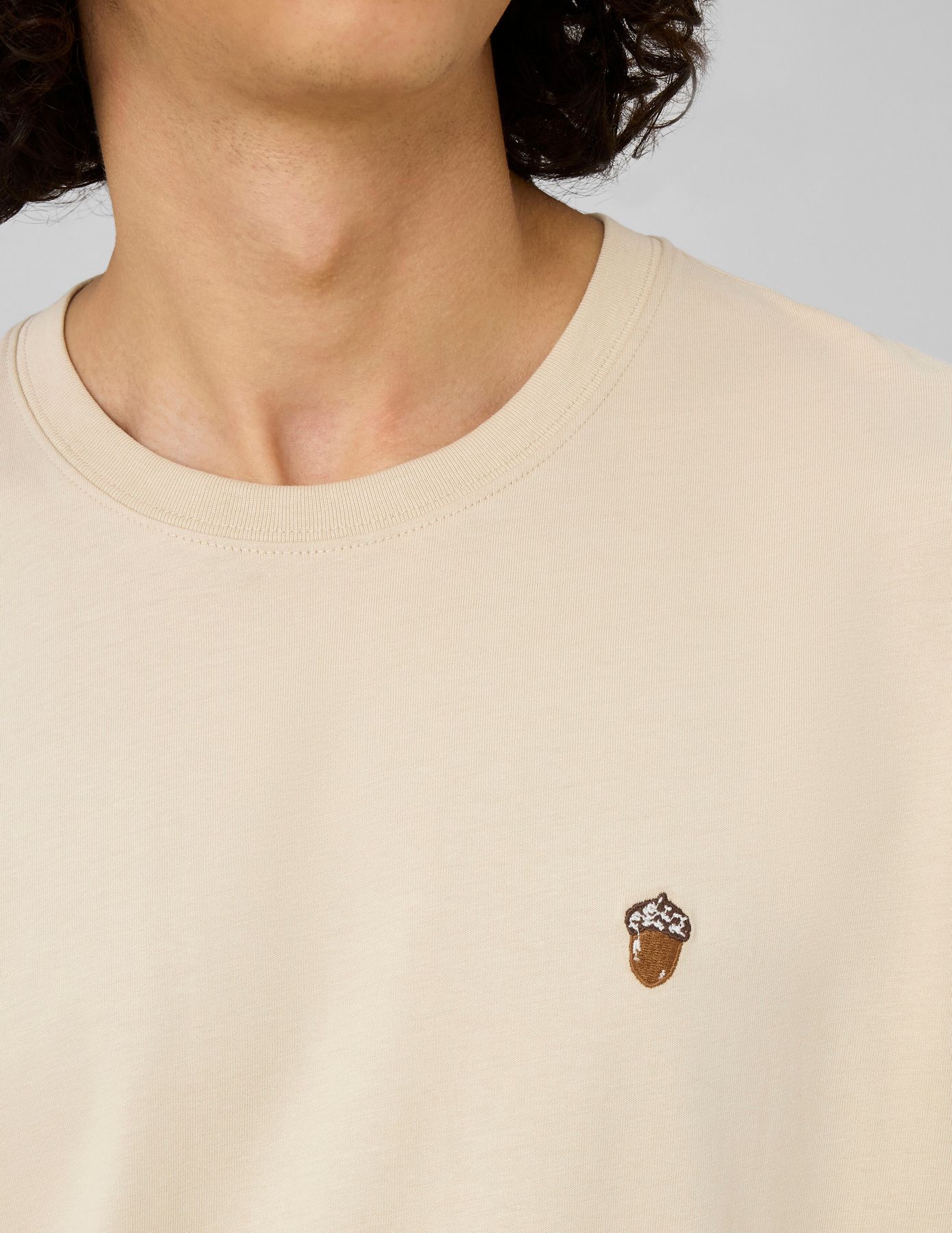 T-shirt broderie poitrine