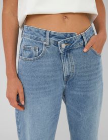 Jean straight ceinture asym&eacute;trique