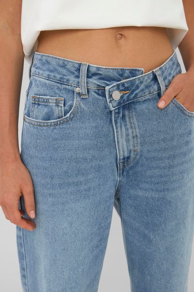 Jean straight ceinture asym&eacute;trique