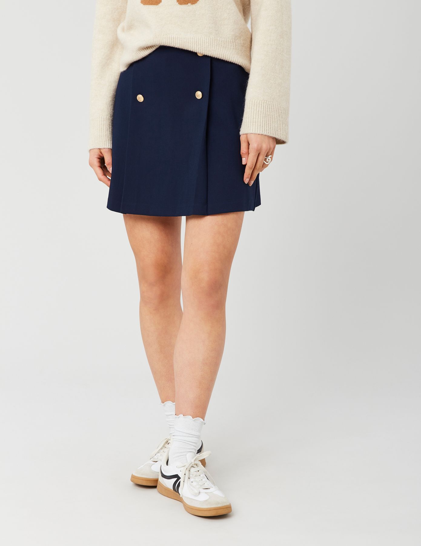 Jupe courte avec boutons dorés