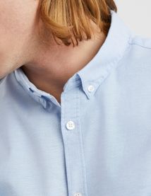 Chemise unie ajust&eacute;e