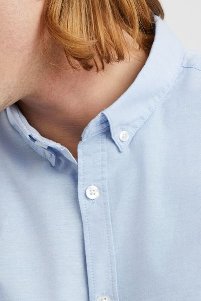 Chemise unie ajust&eacute;e