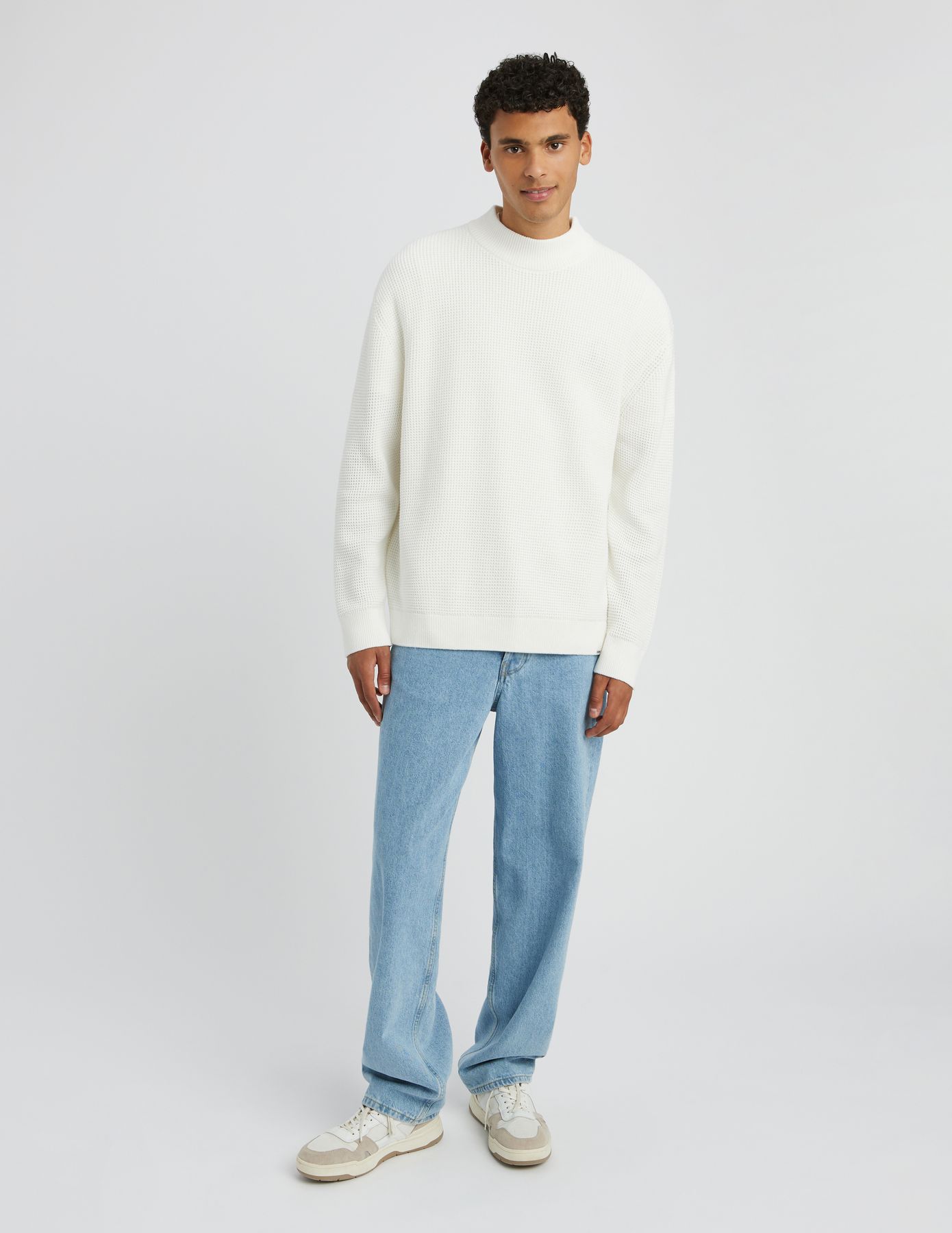 Pull col montant reli&eacute;f&eacute;