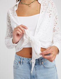 Chemise à nouer en broderie anglaise