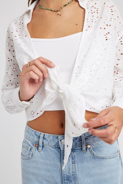 Chemise à nouer en broderie anglaise