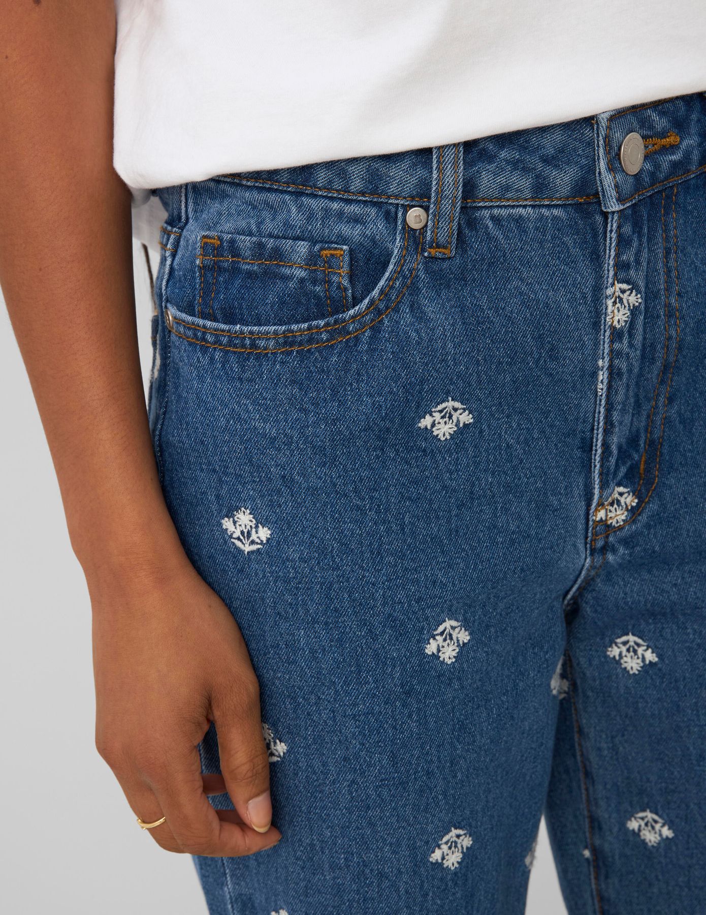 Jean straight brod&eacute;