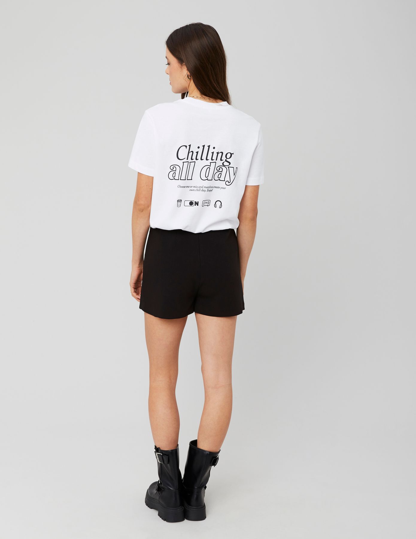 Jupe short portefeuille avec bouton doré