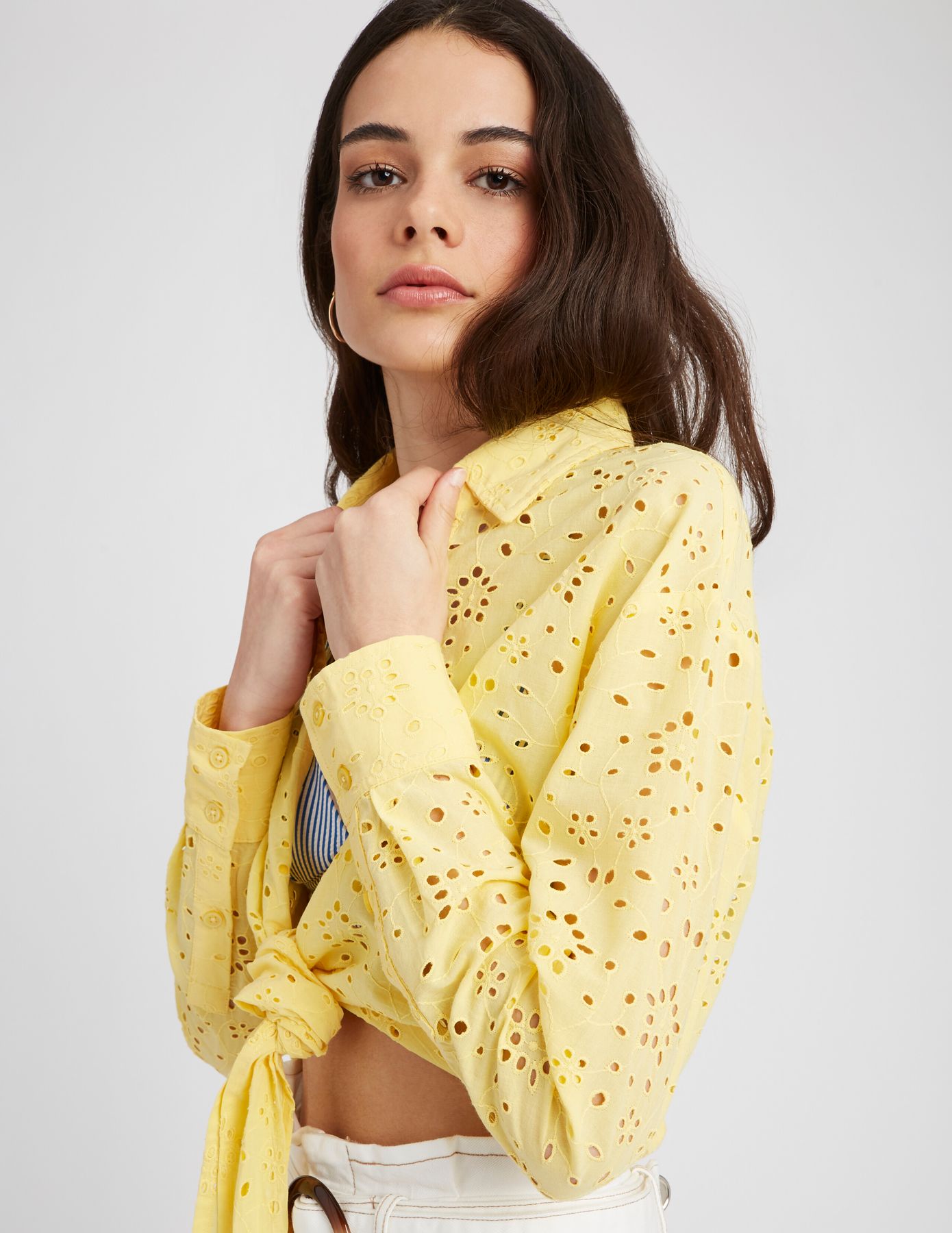 Chemise à nouer en broderie anglaise