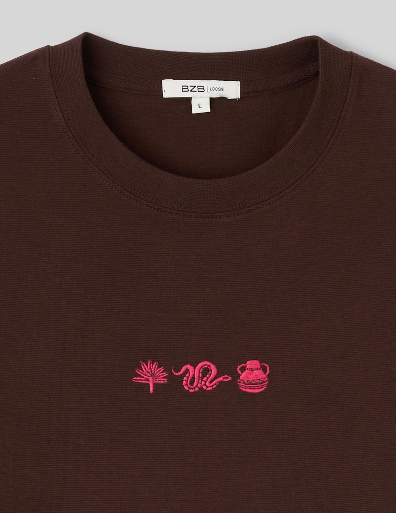 T-shirt broderie poitrine