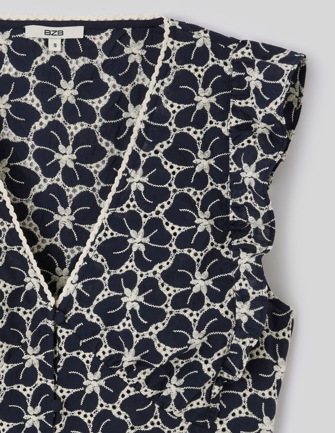 Top &agrave; volants en broderie anglaise