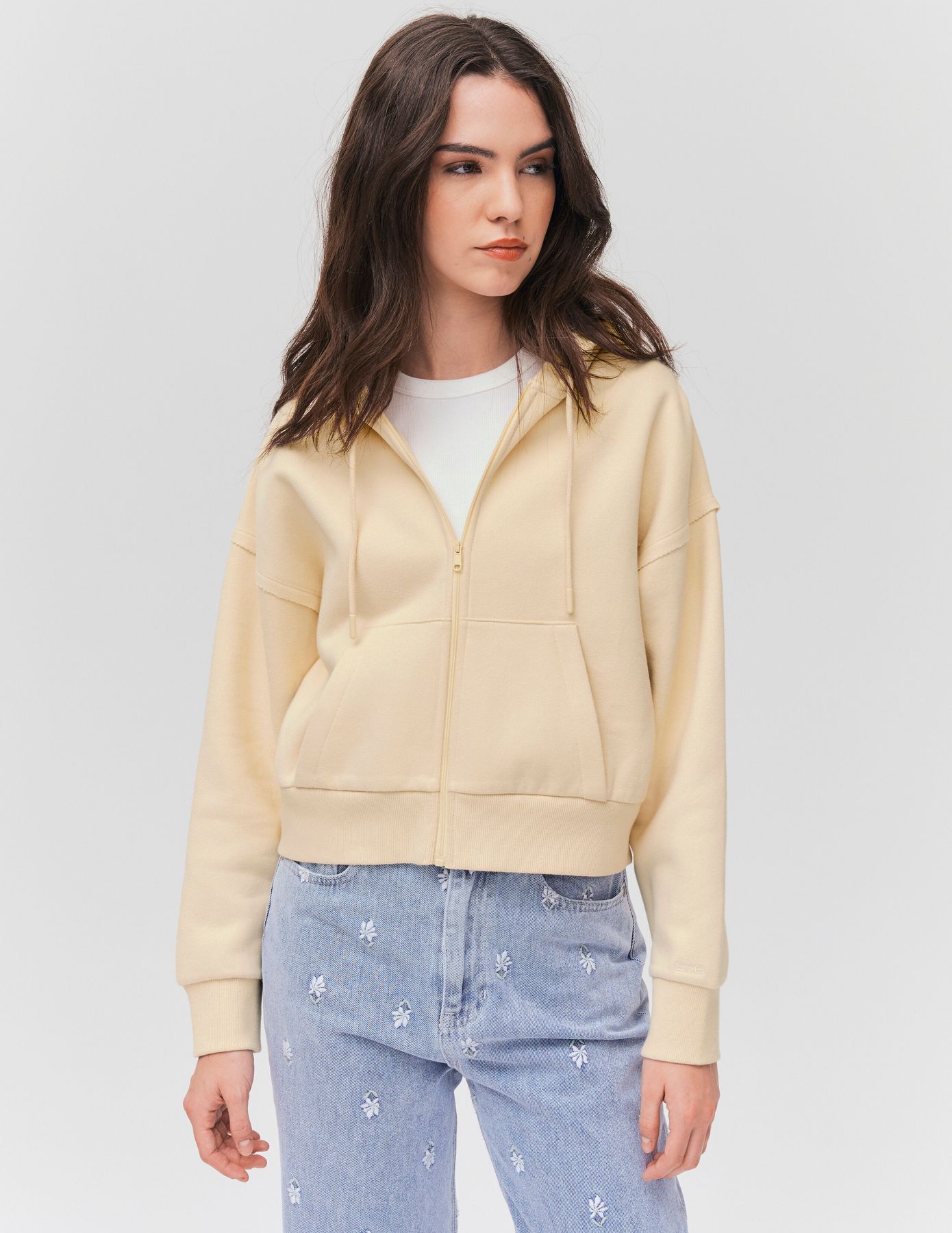 Sweat court zipp&eacute; &agrave; capuche