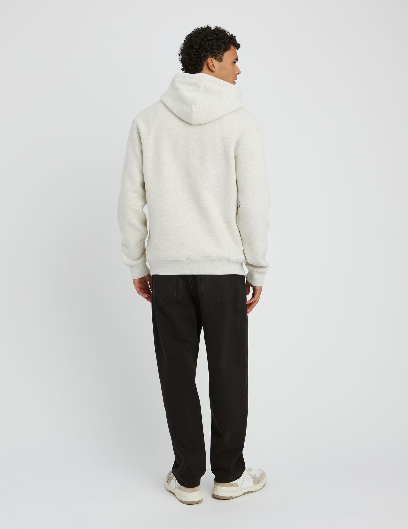 Sweat &agrave; capuche chin&eacute;