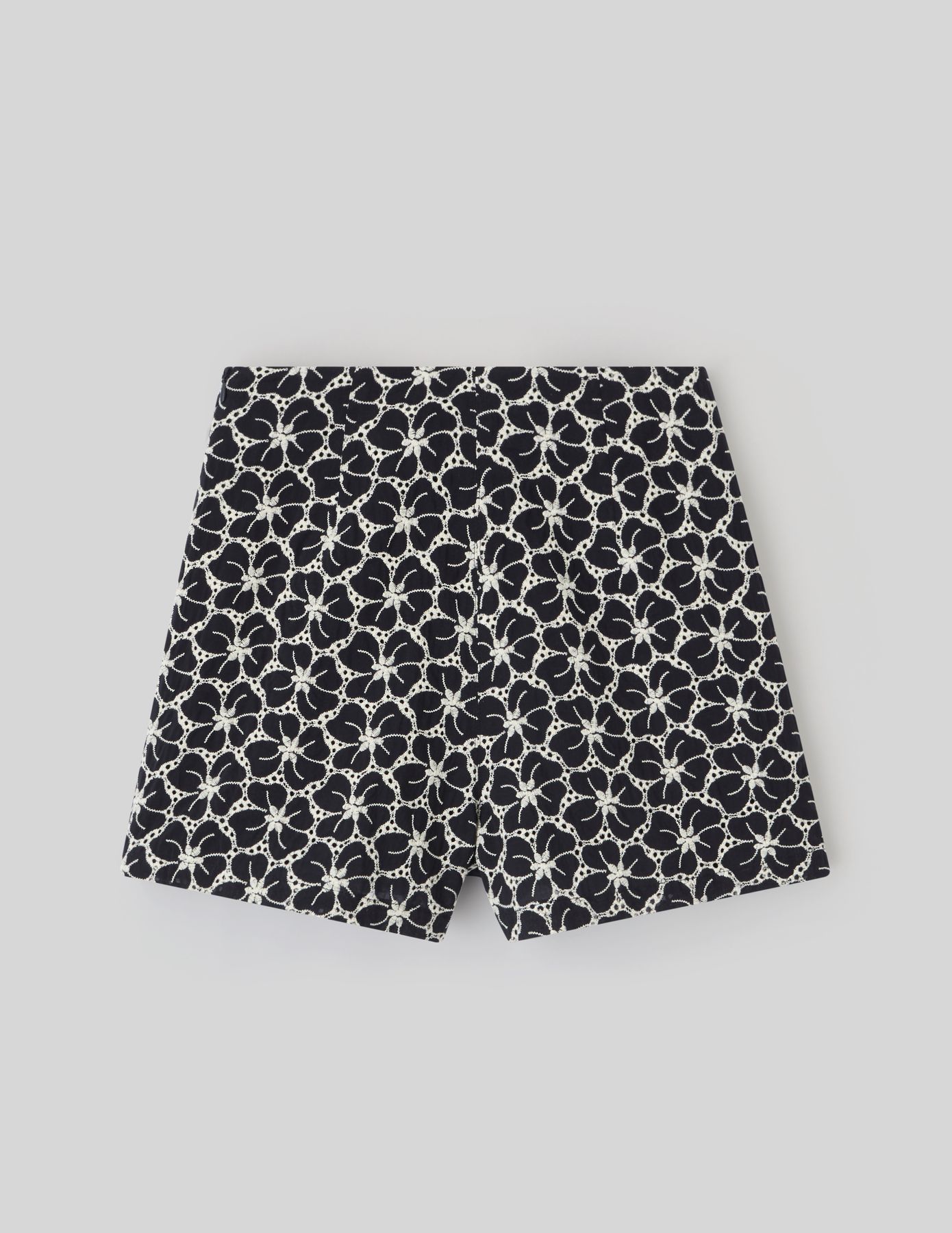 Short brodé