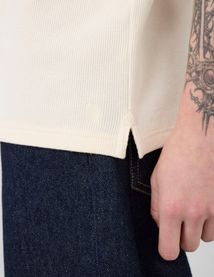 Polo mati&egrave;re gaufr&eacute;e