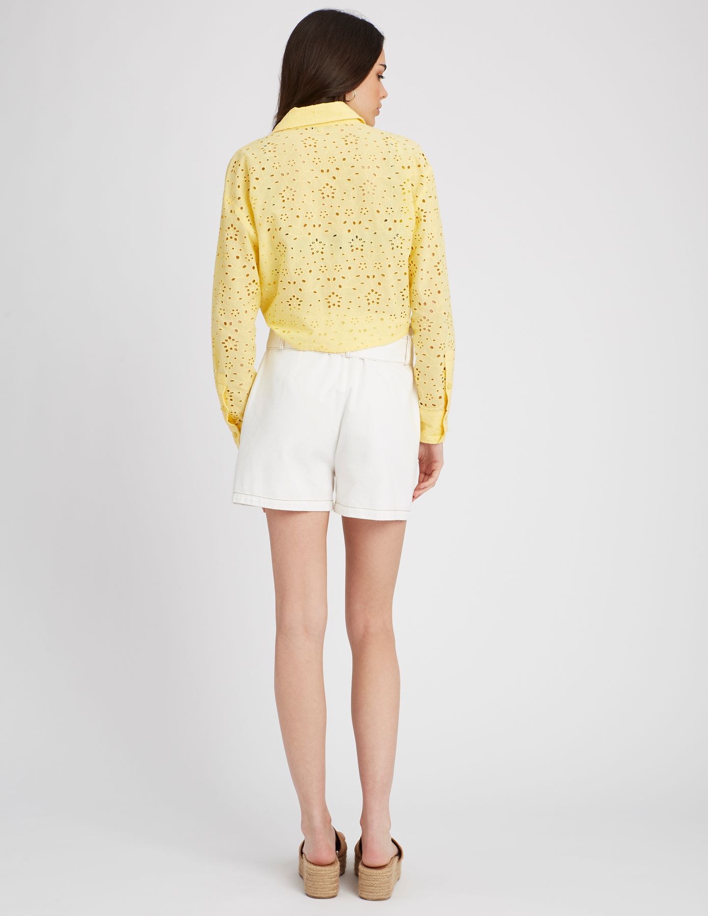 Chemise à nouer en broderie anglaise