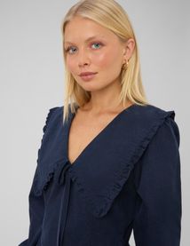 Robe &agrave; col volant&eacute;